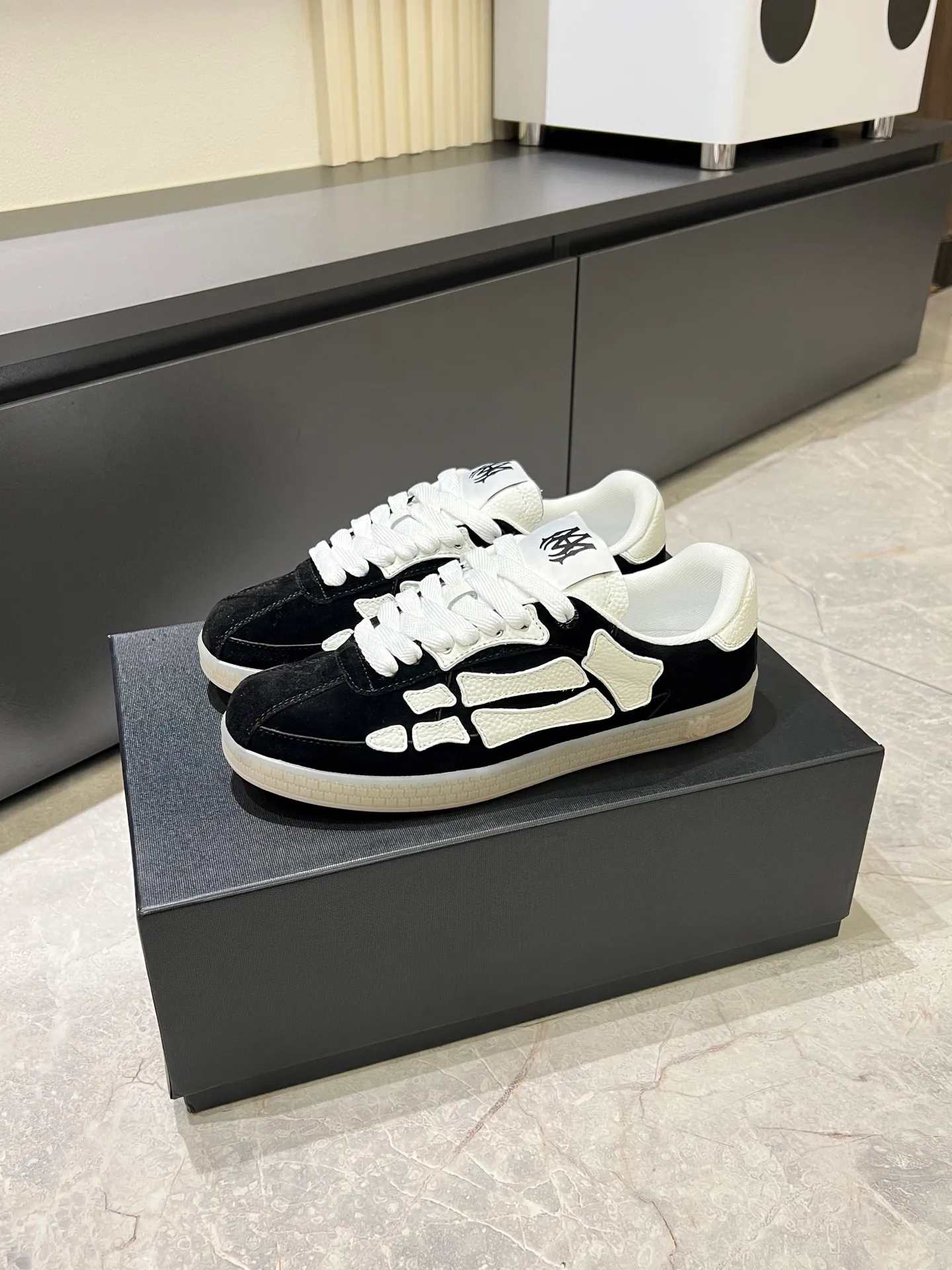Men's shoes 💰p560 "AMIR*" new men's low-top casual sports sneakers bone shoes, another pair of irresistible bone shoes. Bone shoes are one of AMIRI's most popular items. Made of first-layer cowhide upper. The side bones are made of two cowhide laminations. It has a three-dimensional effect. The leather incisions are all oil-edged. Contrast color design. Simple style. Fashionable sports. Customized metal LOGO nameplate embellished with laces. Exclusive top-quality version. Supports contrast. Breathable mesh lining. The original rubber outsole is a must-have item for daily leisure. It is suitable for various occasions. If you pursue high quality, check it out. It is super cool on the feet and comes with a full set of original packaging! Size: 39-45!